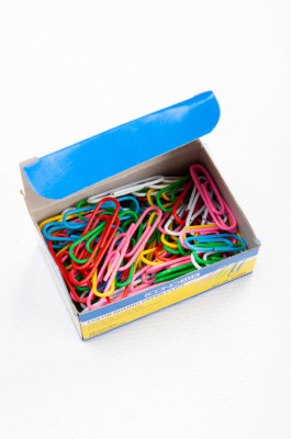 Скріпка кольорова 28 мм, 100 штук